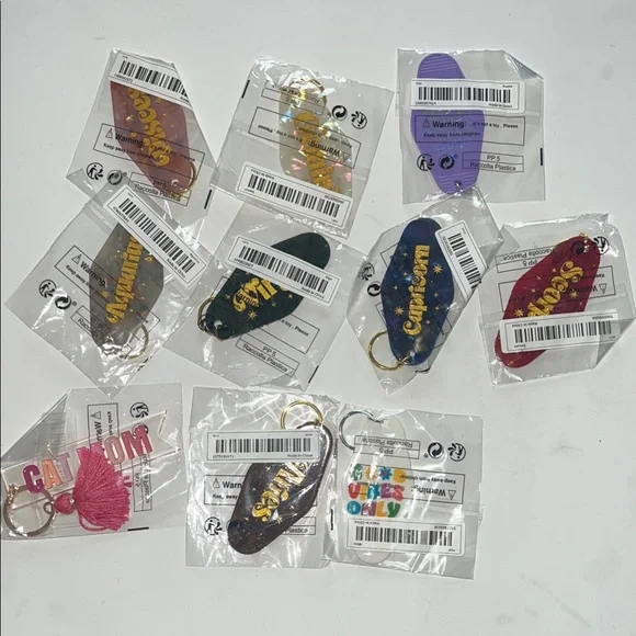 10 assorted Keychains - Picture 1 of 3
